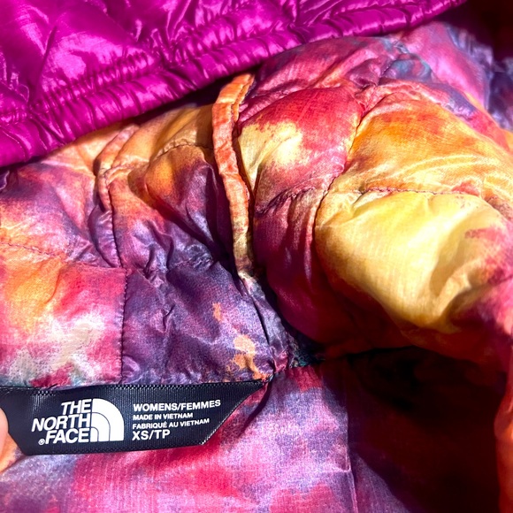 Women’s North Face Thermoball Hoodie magenta pink size XS jacket micro puff - Picture 12 of 12